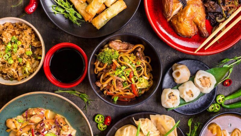 Nell’arco dorato della Chinatown di Lima, si legge: «Sotto il cielo azzurro, tutti siamo uguali»