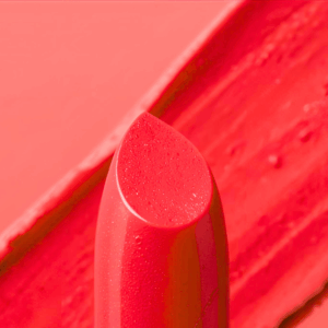 La creazione del “lipstick” di colore roso simbolo dibellezza; sussiste tuttora oggi come il colore dellariuscita.