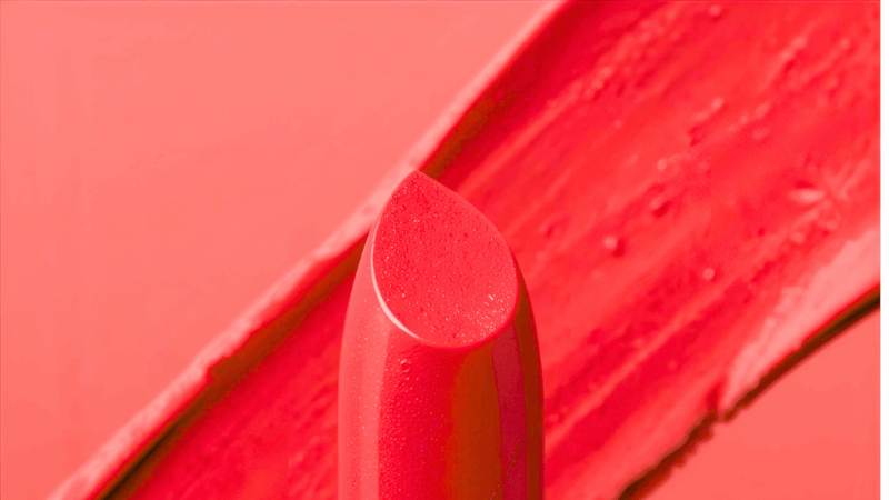 La creazione del “lipstick” di colore roso simbolo dibellezza; sussiste tuttora oggi come il colore dellariuscita.